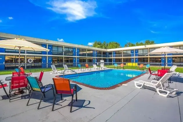 Econo Lodge Cave City - Havuz