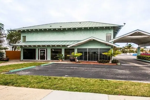 Econo Lodge Cocoa Beach  near the Port