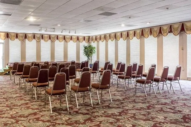 Econo Lodge & Conference Center