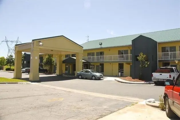Econo Lodge Decatur Regional Airport