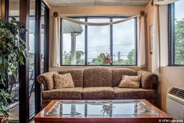 Econo Lodge Dewitt I-90