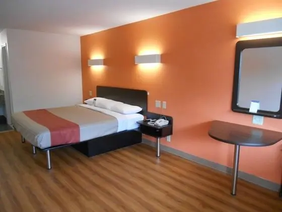 Econo Lodge East