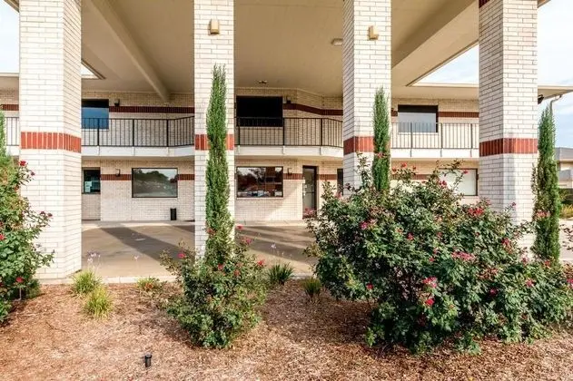 Econo Lodge East