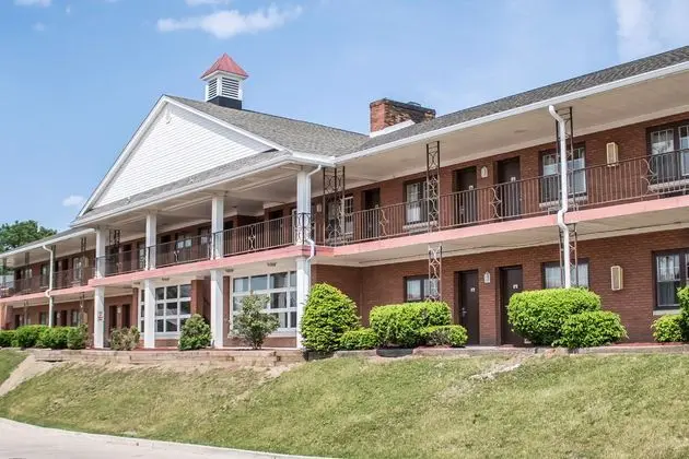 Econo Lodge East