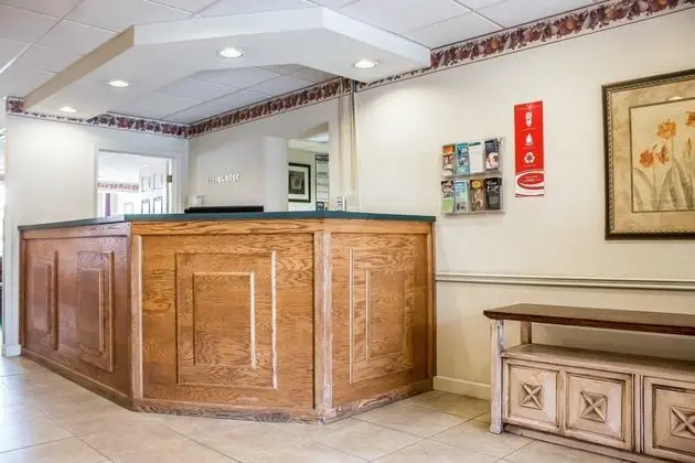 Econo Lodge East - Lobi