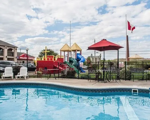 Econo Lodge at the Falls North - Havuz