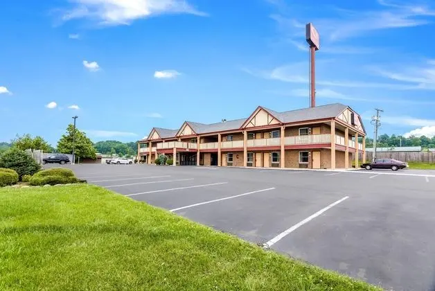Econo Lodge Glade Springs I-81 - Dış Mekan