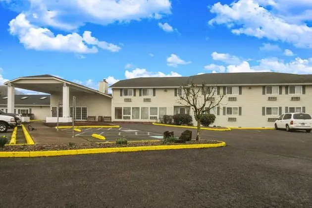 Econo Lodge Inn & Suites