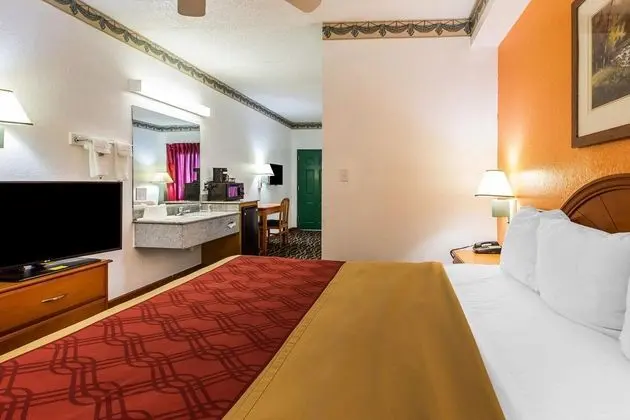 Econo Lodge Inn & Suites