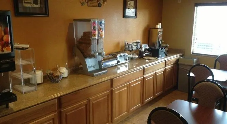 Econo Lodge Inn & Suites