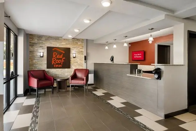 Econo Lodge Inn & Suites