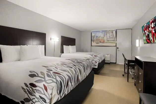 Econo Lodge Inn & Suites
