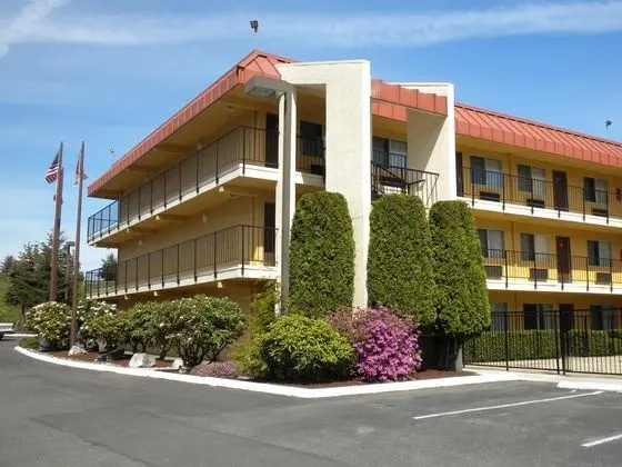 Econo Lodge Inn & Suites