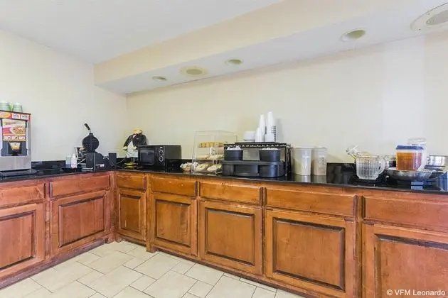 Econo Lodge Inn & Suites Bentonville