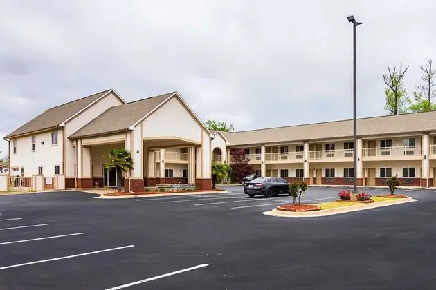 Econo Lodge Inn & Suites