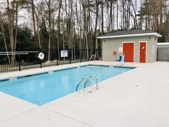 Econo Lodge Inn & Suites - Havuz
