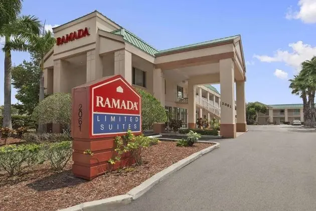 Econo Lodge Inn & Suites