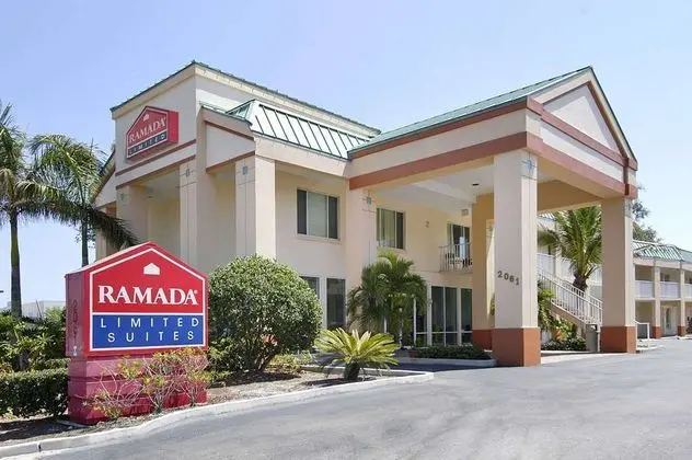 Econo Lodge Inn & Suites