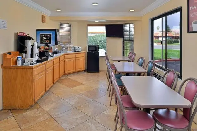 Econo Lodge Inn & Suites Corning