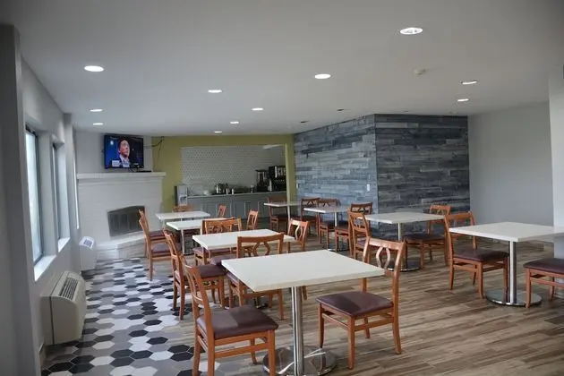 Econo Lodge Inn & Suites - Des Moines/Merle Hays Road - Dış Mekan
