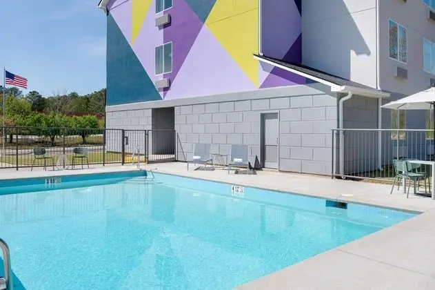Econo Lodge Inn & Suites - Havuz