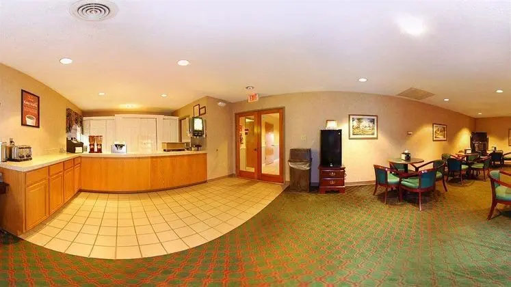 Econo Lodge Inn & Suites East