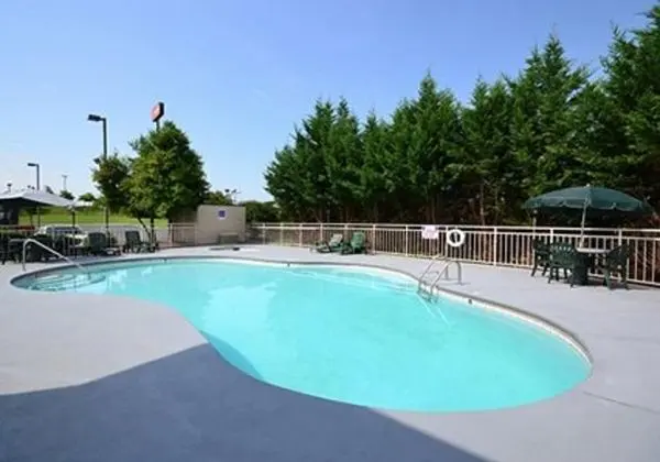 Econo Lodge Inn & Suites East