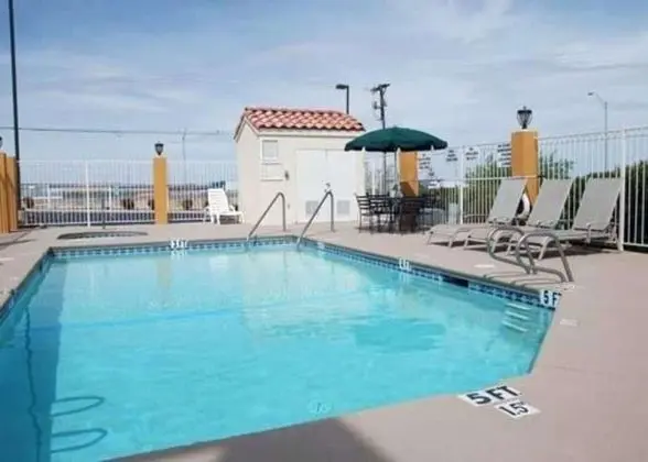 Econo Lodge Inn & Suites - Havuz