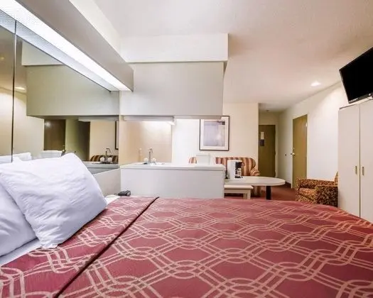 Econo Lodge Inn & Suites Evansville