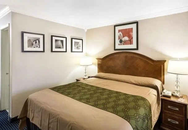 Econo Lodge Inn & Suites Fiesta Park