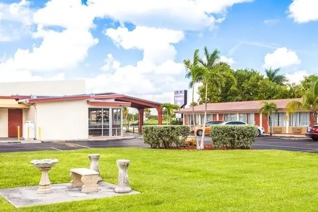 Econo Lodge Inn & Suites - Dış Mekan