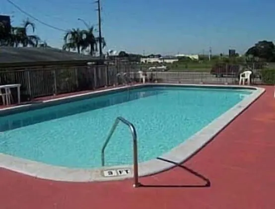 Econo Lodge Inn & Suites - Havuz