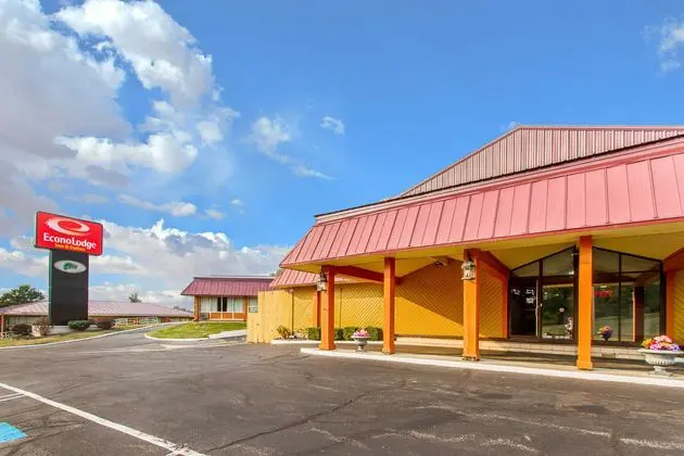 Econo Lodge Inn & Suites - 1