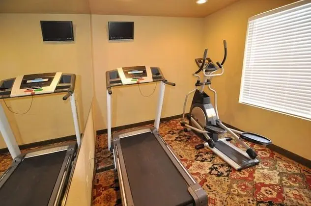 Econo Lodge Inn & Suites - Fitness