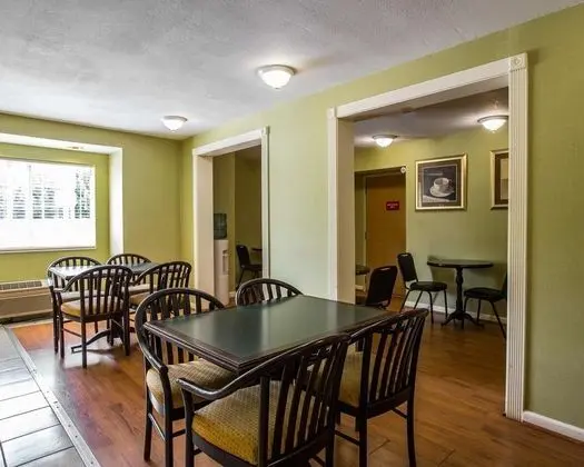Econo Lodge Inn & Suites Greenville