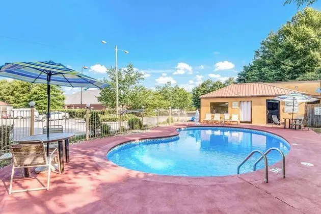 Econo Lodge Inn & Suites Griffin - Havuz