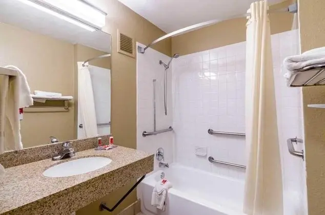 Econo Lodge  Inn & Suites I-35 at Shawnee Mission