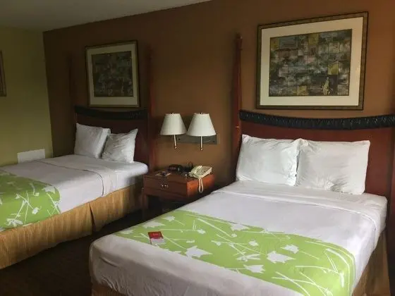 Econo Lodge Inn & Suites I-64 & US 13 Airport