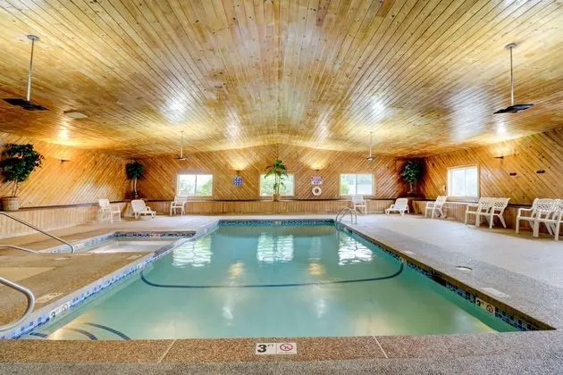 Econo Lodge Inn & Suites Lincoln - Havuz