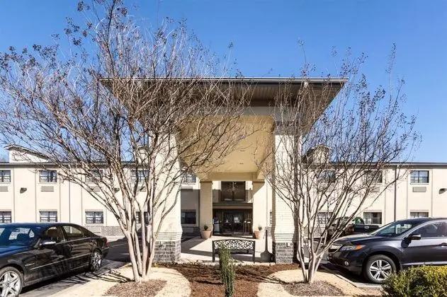 Econo Lodge Inn & Suites