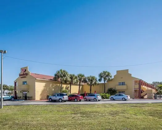 Econo Lodge  Inn & Suites Maingate Central