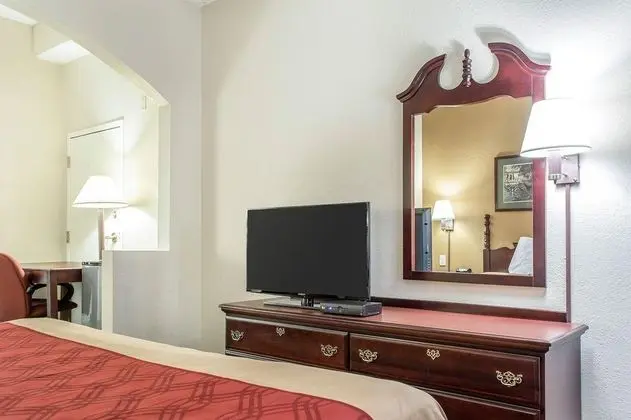 Econo Lodge Inn & Suites Marietta