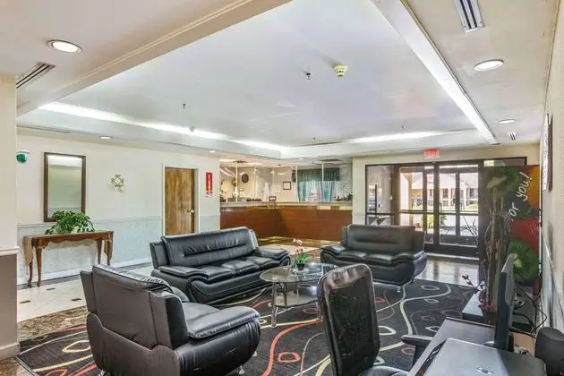 Econo Lodge Inn & Suites Marietta - Lobi