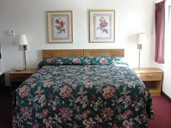 Econo Lodge Inn & Suites