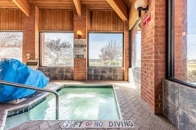 Econo Lodge Inn & Suites - Havuz