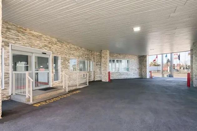 Econo Lodge Inn & Suites - Dış Mekan