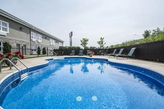 Econo Lodge Inn & Suites - Havuz
