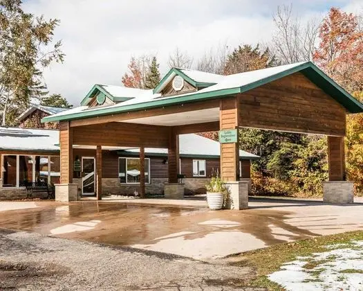 Econo Lodge  Inn & Suites Munising Area