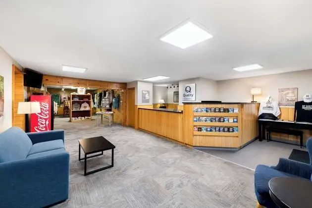 Econo Lodge Inn & Suites Munising Area - Lobi