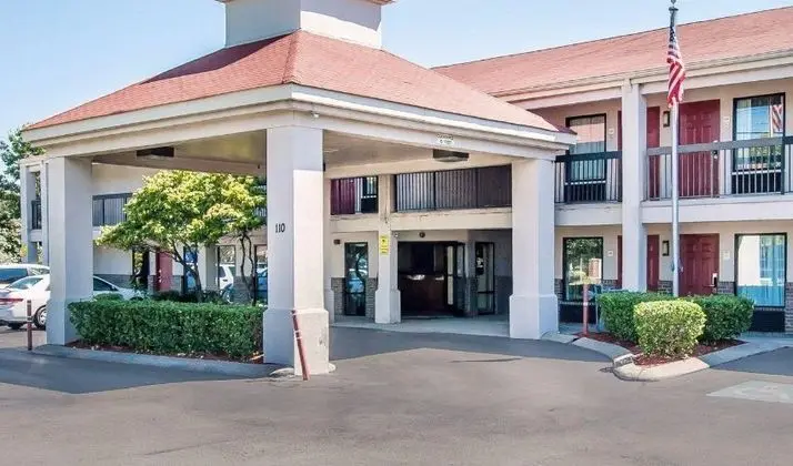 Econo Lodge  Inn & Suites